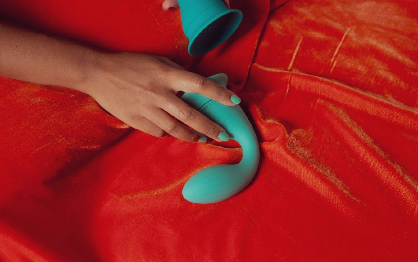 Picture of a hand holding the Dollop